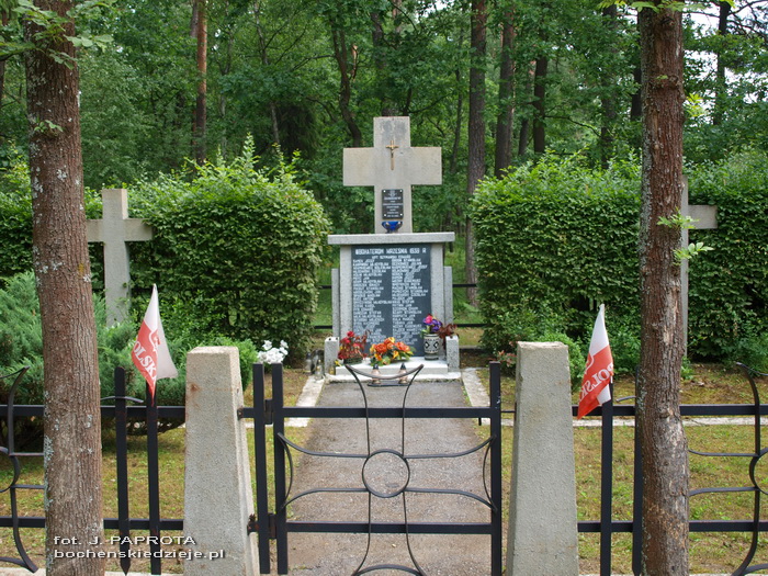 Cmentarz wojenny na Osikówce w Puszczy Niepołomickiej