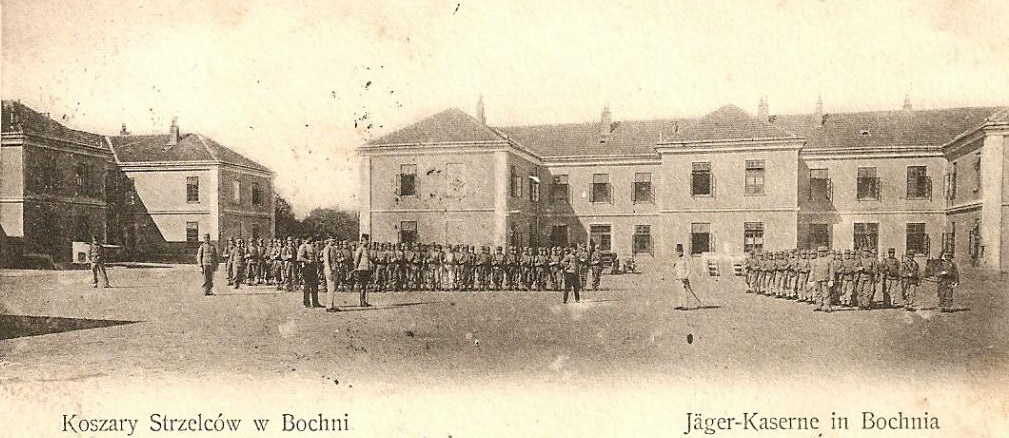Dawne austriackie koszary strzelców przy ul. Kolejowej były wykorzystywane przez WP, a w październiku 1939 r Niemcy utworzyli tu przejściowy obóz jeniecki. Fragment pocztówki z 1901 r.