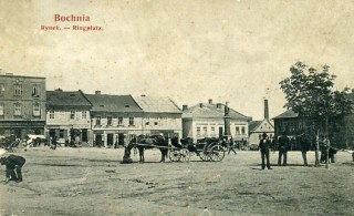 Rynek w Bochni na pocztówce z ok. 1908 r.