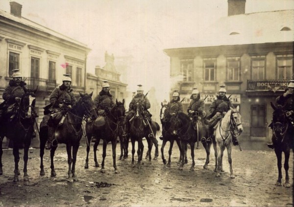 Patrol ułanów austriackich na ulicach Bochni