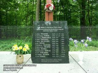 tablica z nazwiskami ofiar pacyfikacji