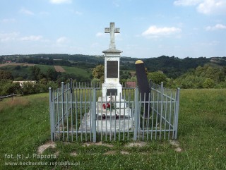 Pomnik poległych lotników w miejscu katastrofy w Nieszkowicach Wielkich
