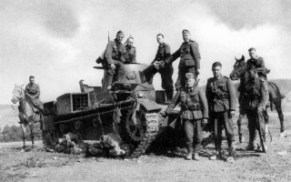Żołnierze niemieccy przy zdobytym Vickersie w Trzcianie pod Bochnią.
