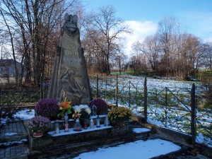 pomnik w Żerosławicach upamiętniający zbrodnię niemiecką