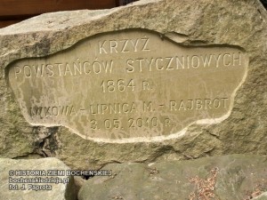 pamiątkowa tablica pod krzyżem powstańczym na Piekarskiej Górze