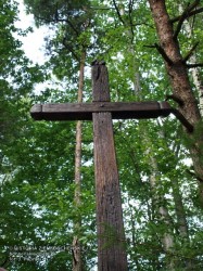 odnowiony krzyż na Piekarskiej Górze nad Lipnicą