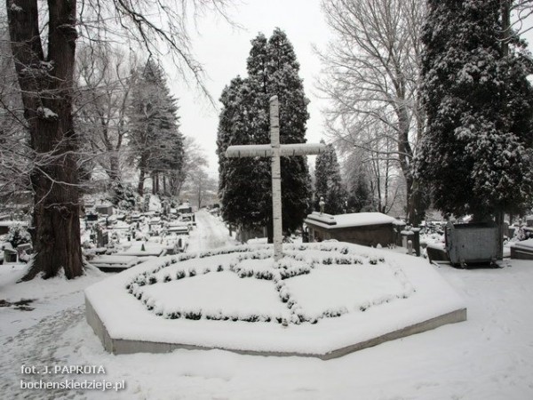 Zbiorowa mogiła ofiar rabacji na cmentarzu komunalnym w Bochni, w której spoczywa m.in Karol Schlosser