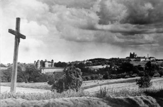Panorama Wiśnicza z widocznym krzyżem z 1861 r. Fot. S. Mucha, lata 20. XX w.
