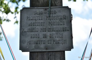 tabliczka na krzyży grunwaldzkim w Chronowie