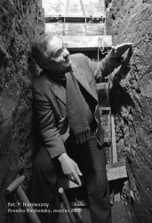 Archeolog E. Dworaczyński pokazuje resztki wału obronnego pod dziedzińćem bocheńskiego Sądu