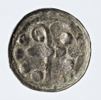 Denar krzyżowy z Saksoni (między 1080 a 1100 r.) ze skarbu monet z Grobli. Zb. Muzeum Narodowego w Krakowie