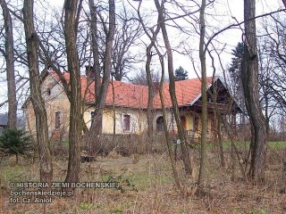 współczesny, przebudowany dwór w Kobylcu k. Łapanowa