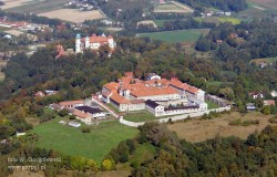 Zdjęcie lotnicze więzienia i zamku w Wiśniczu. Przed wiekami oba te obiekty służyły m.in. do więzienia karpackich zbójników