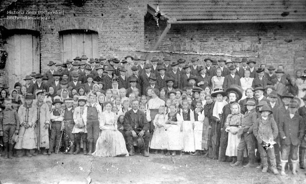 Mieszkańcy Damienic na tle budowanej szkoły. Fotografia z lat 1909-1914