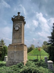 Pomnik w Pierzchowie upamiętniający miejsce urodzin generała Dąbrowskiego