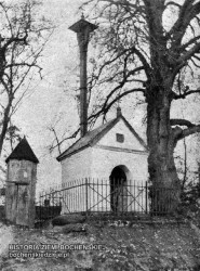 kapliczka w Targowisku wraz z domkiem dla dzwonnika. Fot. z 1930 r. zamieszczona na okładce czasopisma Orli Lot (z błędną lokalizacją w Stanisławicach)
