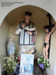 Figura Św. Walentego wewnątrz kapliczki w Targowisku