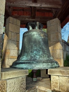 pęknięty dzwon, ufundowany przez Kmitę w 1545 r.