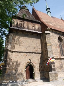 dzwonnica przy kościele w Dębnie k. Brzeska
