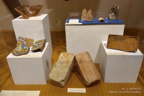 Kafle, cegły i detale kamienne z bocheńskieo ratusza na wystawie w Muzeum w Bochni