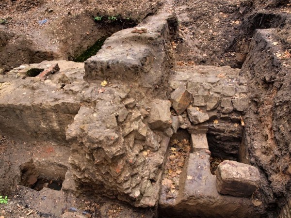 Kamienne relikty średniowiecznych murów zamku odkryte w trakcie badań archeologicznych w 2016 r.